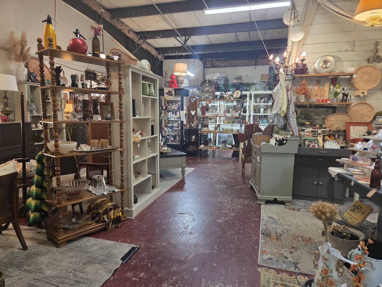 Rooster's Antiques and Home Decor