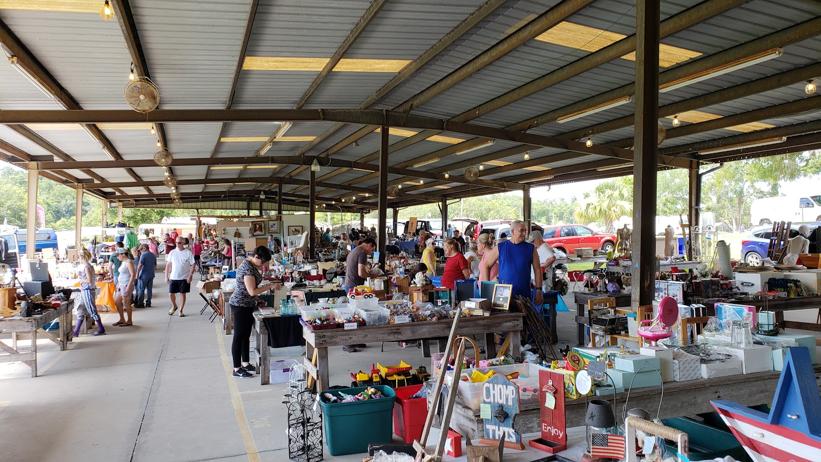 Renninger's Flea Market & Antique Center